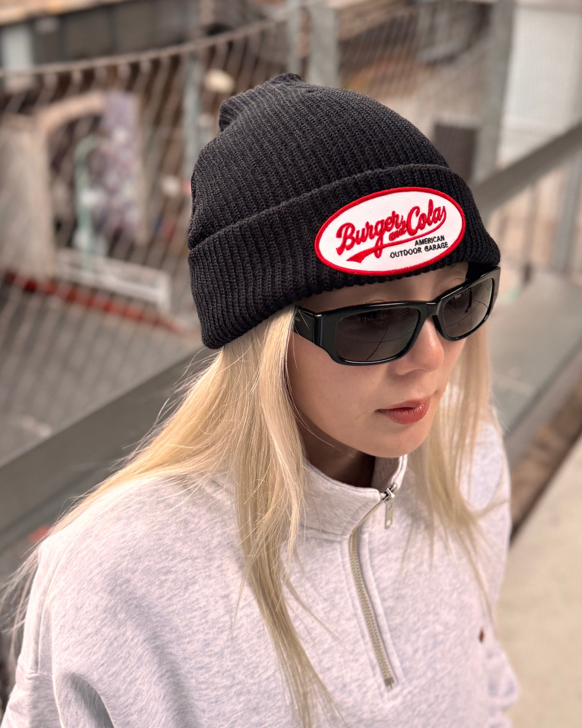 BURGER&COLA B&C OVAL Patch Beanie（ビーニー）黒着用イメージ、ワッペンのアップ（サングラス）