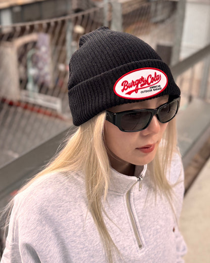 BURGER&COLA B&C OVAL Patch Beanie（ビーニー）黒着用イメージ、ワッペンのアップ（サングラス）