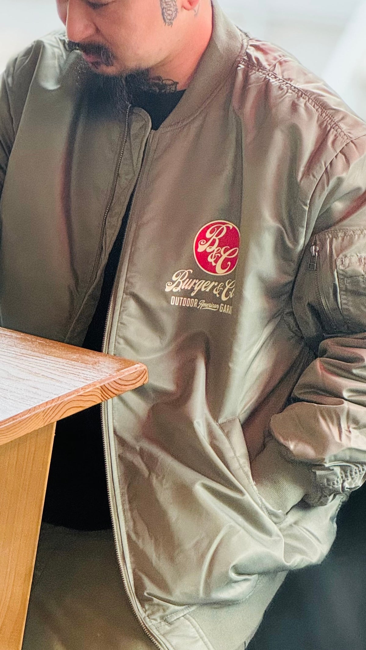 BURGER&COLA B&C MA-1（フライトジャケット）着用イメージ、胸ロゴワッペンのアップ