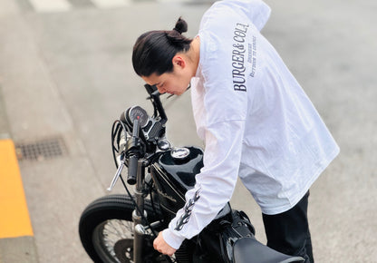 BURGER&COLA FIRE L/S Tee（長袖Tシャツ）白Tシャツ袖の炎プリントのアップ（バイク整備）