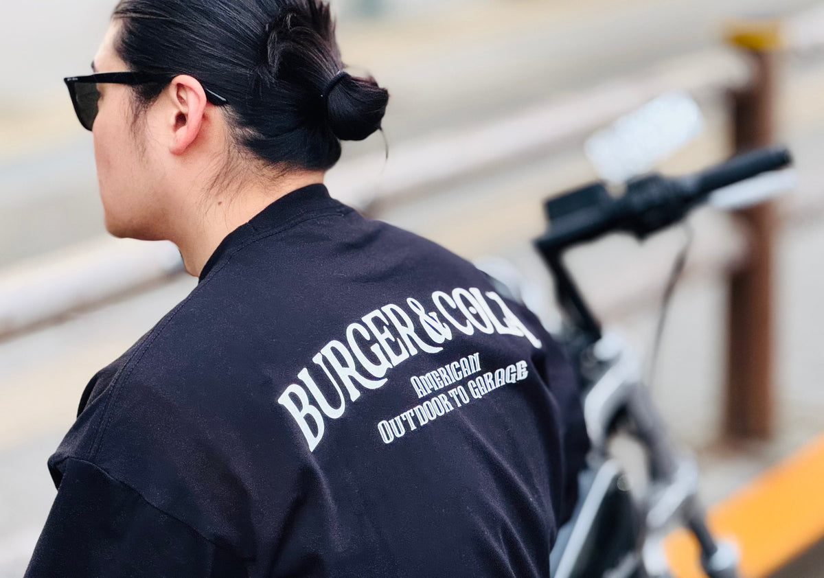 BURGER&COLA FIRE L/S Tee（長袖Tシャツ）着用イメージ、黒Tシャツ背面プリント