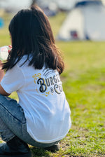 BURGER&COLA B&C Kids Tshirt（キッズTシャツ）着用イメージ、キャンプ場でしゃがんだ後ろ姿