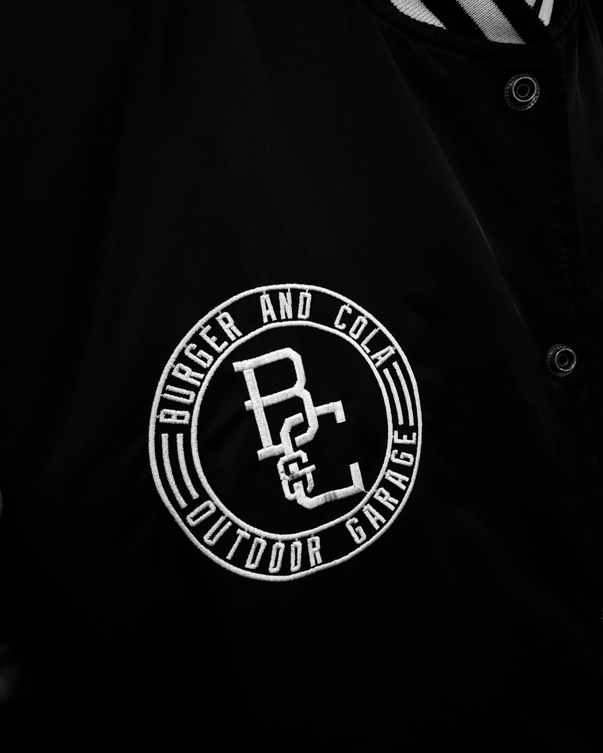BURGER&COLA B&C STADIUM JKT（スタジャン）背面の丸型ロゴワッペンのアップ
