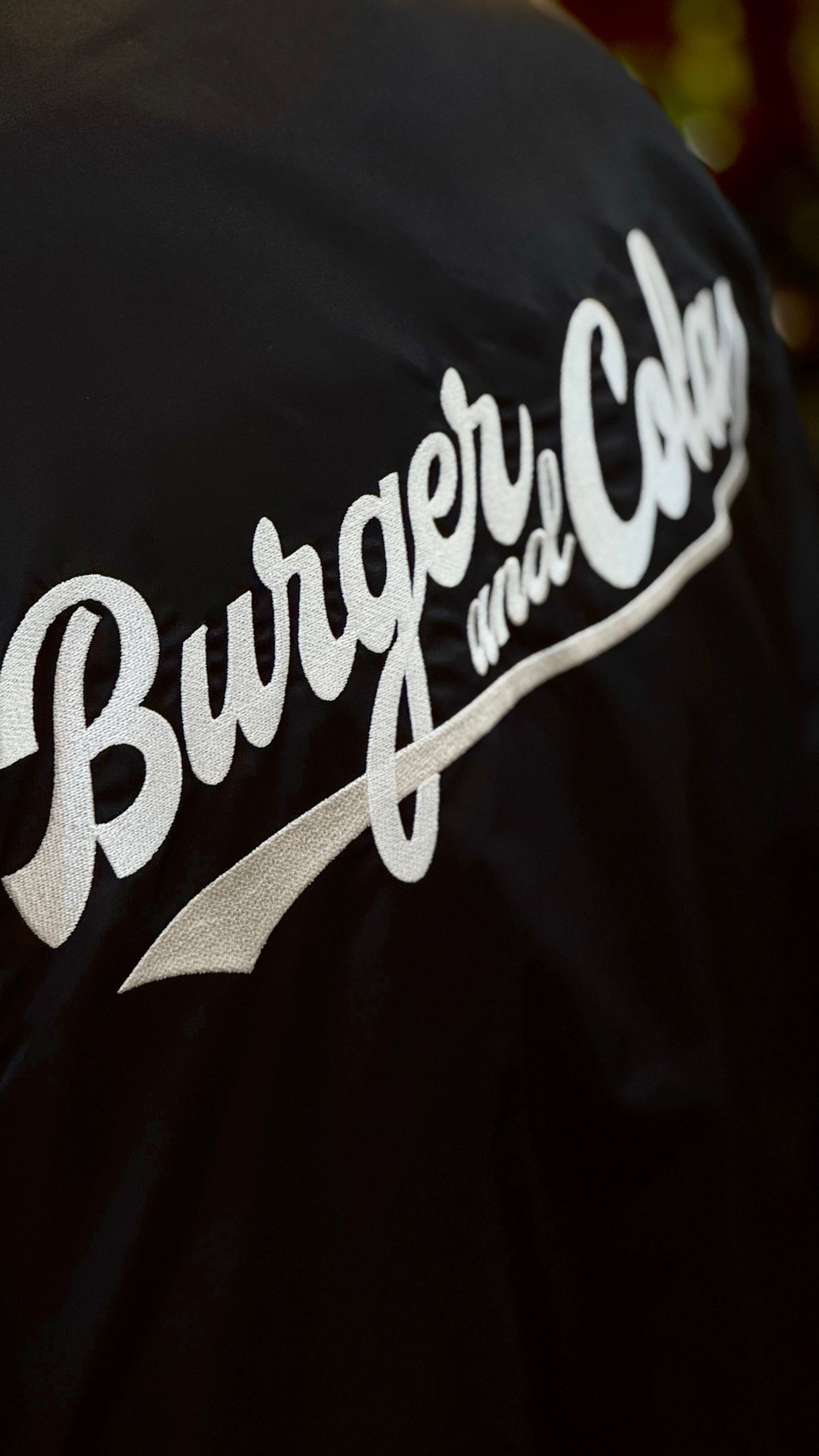 BURGER&COLA B&C STADIUM JKT（スタジャン）着用イメージ、背面ロゴのアップ