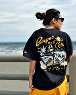 BURGER&COLA JANE S/S Tee（半袖Tシャツ）着用イメージ、黒Tシャツ背面のプリント（ビーチ）