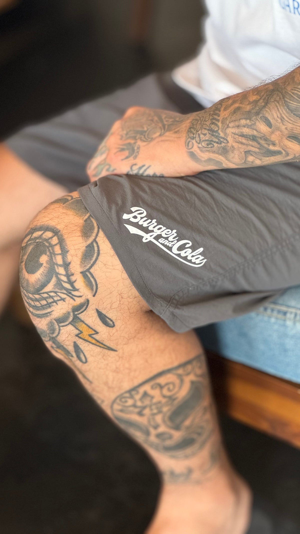 BURGER&COLA B&C SHORTS（ショーツ）裾のロゴ刺繍のアップ