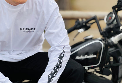 BURGER&COLA FIRE L/S Tee（長袖Tシャツ）白Tシャツ胸ロゴと袖の炎プリントのアップ