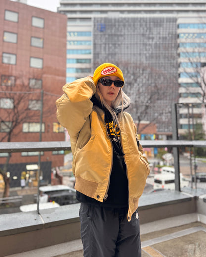 BURGER&COLA B&C OVAL Patch Beanie（ビーニー）マスタード色着用イメージ、ジャケットを合わせた横向き