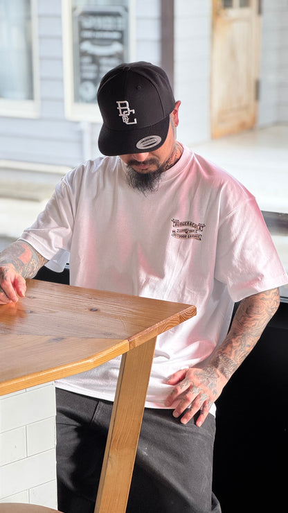 BURGER&COLA B&C BASEBALL CAP（ベースボールキャップ）黒キャップ着用イメージ、白Tシャツと合わせて（店舗前）