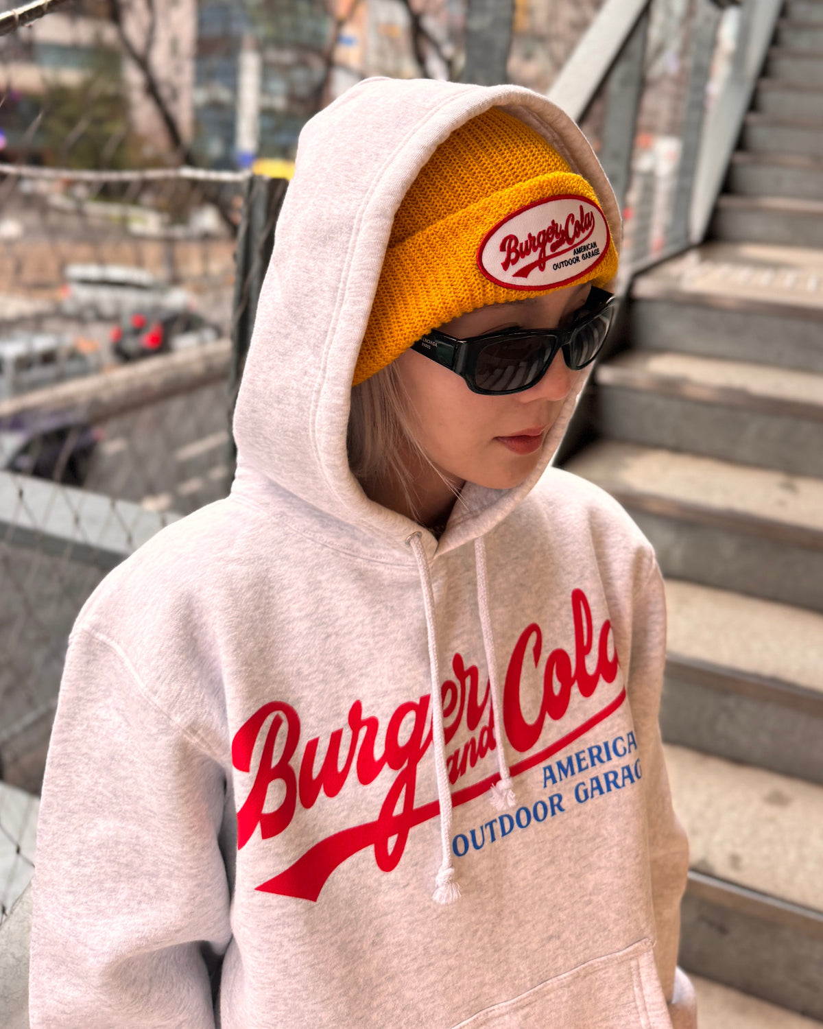BURGER&COLA B&C OVAL Patch Beanie（ビーニー）マスタード色着用イメージ、フードを合わせた正面