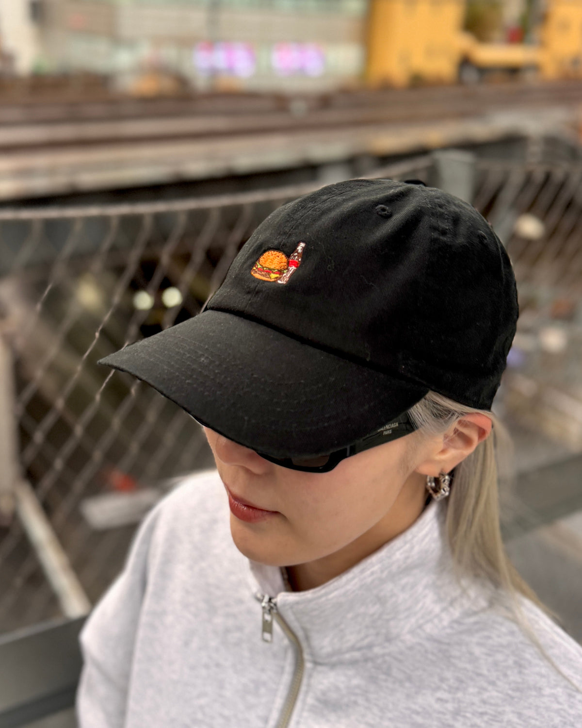 BURGER&COLA B&C LOW CAP（ローキャップ）黒着用イメージ、刺繍ロゴのアップ（横向き）