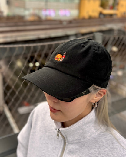 BURGER&COLA B&C LOW CAP（ローキャップ）黒着用イメージ、刺繍ロゴのアップ（横向き）