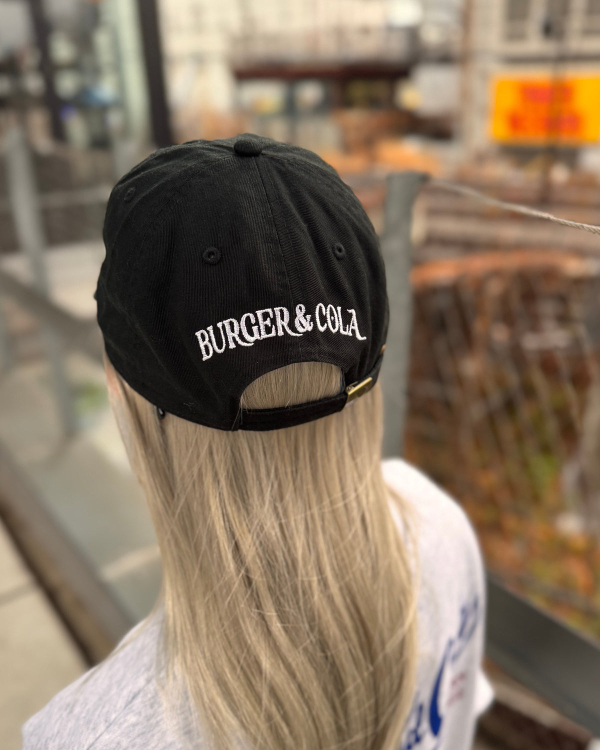 BURGER&COLA B&C LOW CAP（ローキャップ）黒着用イメージ、後ろ姿のロゴ刺繍