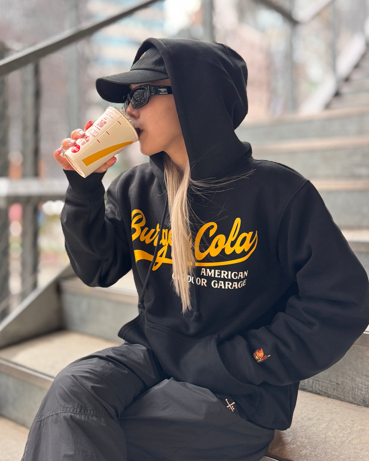 BURGER&COLA B&C FRONT LOGO HOODIE BLK（パーカー）着用イメージ、フードをかぶった横向き