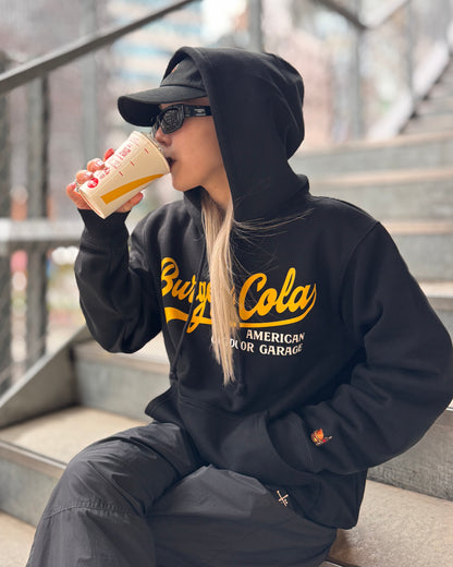 BURGER&COLA B&C FRONT LOGO HOODIE BLK（パーカー）着用イメージ、フードをかぶった横向き