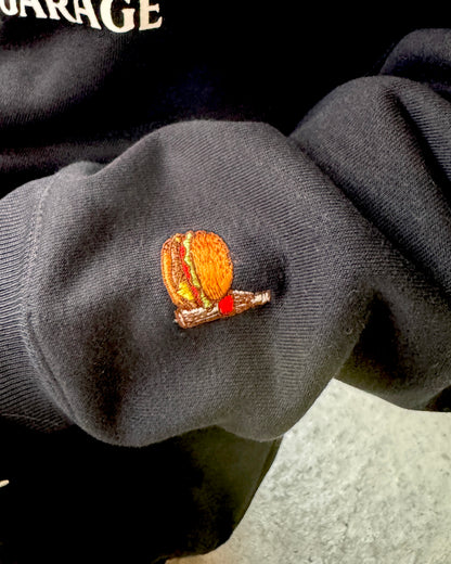 BURGER&COLA B&C FRONT LOGO HOODIE BLK（パーカー）袖の刺繍ロゴのアップ