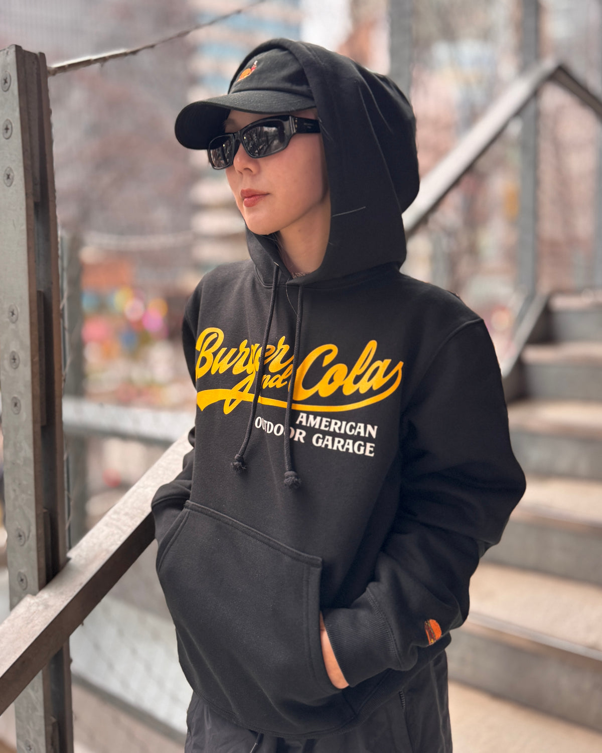 BURGER&COLA B&C FRONT LOGO HOODIE BLK（パーカー）着用イメージ、キャップとサングラス合わせ