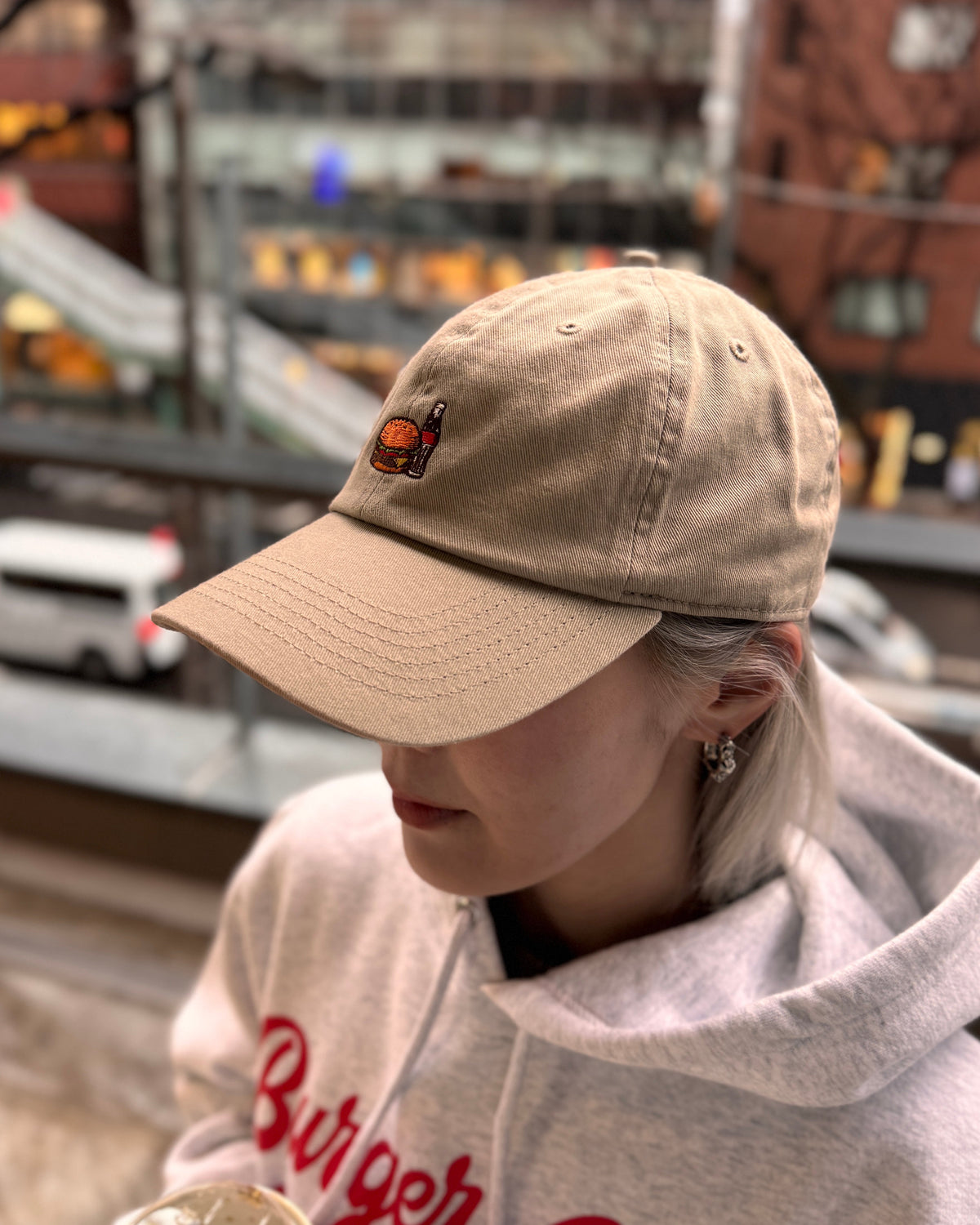BURGER&COLA B&C LOW CAP（ローキャップ）ベージュ着用イメージ、刺繍ロゴのアップ（横向き）