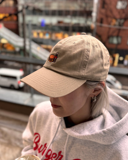 BURGER&COLA B&C LOW CAP（ローキャップ）ベージュ着用イメージ、刺繍ロゴのアップ（横向き）