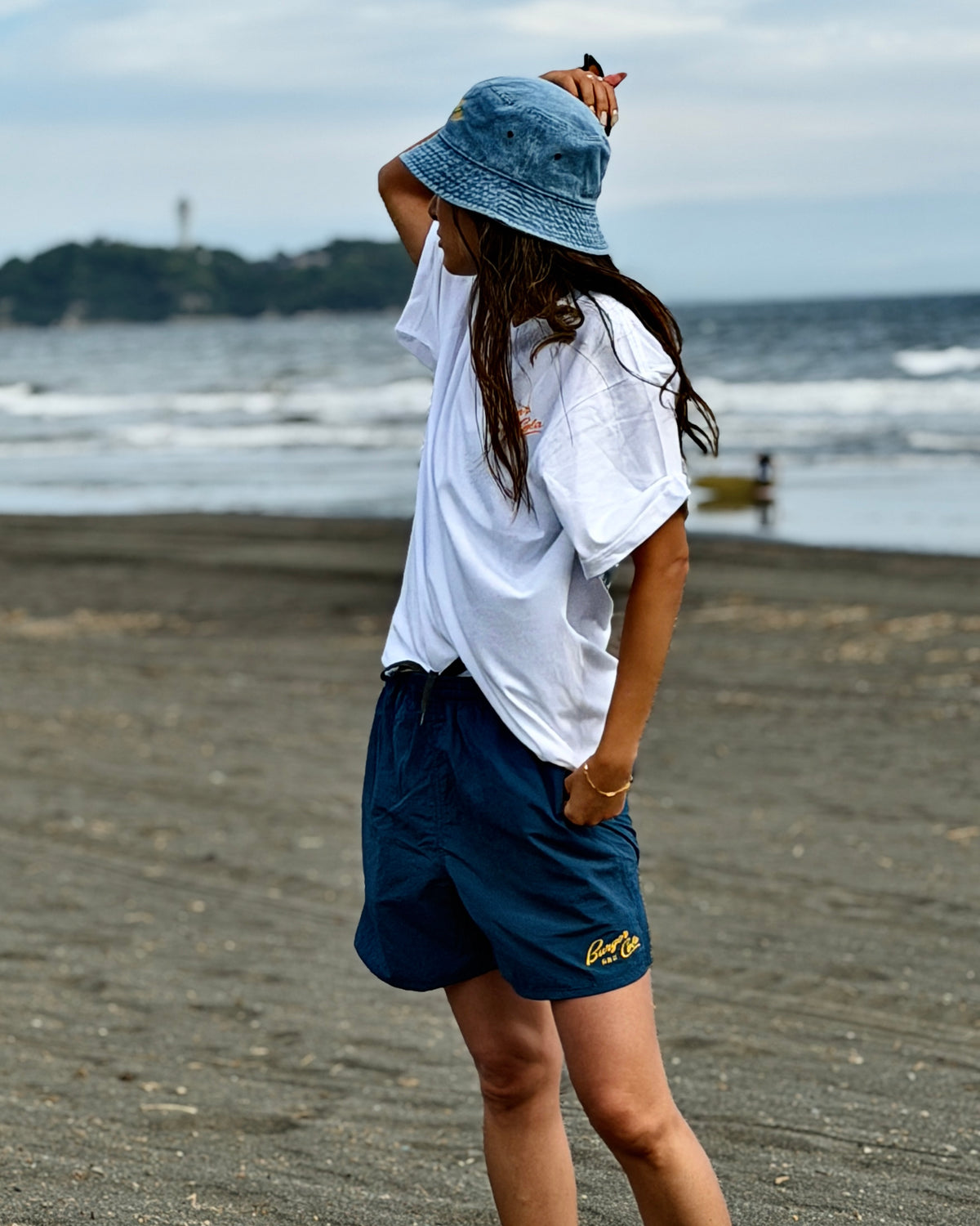 強い日差しに、ラフな一本。