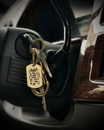 BURGER&COLA B&C KEY HOOK【BRASS】（真鍮キーフック）車のキーホルダーに付けた使用例