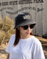 BURGER&COLA B&C BUCKET HAT BLACK DENIM（バケットハット）着用イメージ、正面のロゴ刺繍