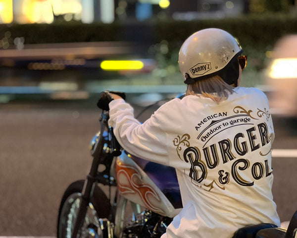 BURGER&COLA B&C LOGO back L/S Tshirt（長袖Tシャツ）着用イメージ、白の背面プリント（バイクにまたがる、ヘルメット）