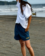BURGER&COLA B&C LOGO SHORTS【SUMMER EDITION】（ショーツ）裾のロゴ刺繍と着用イメージ（ビーチ）