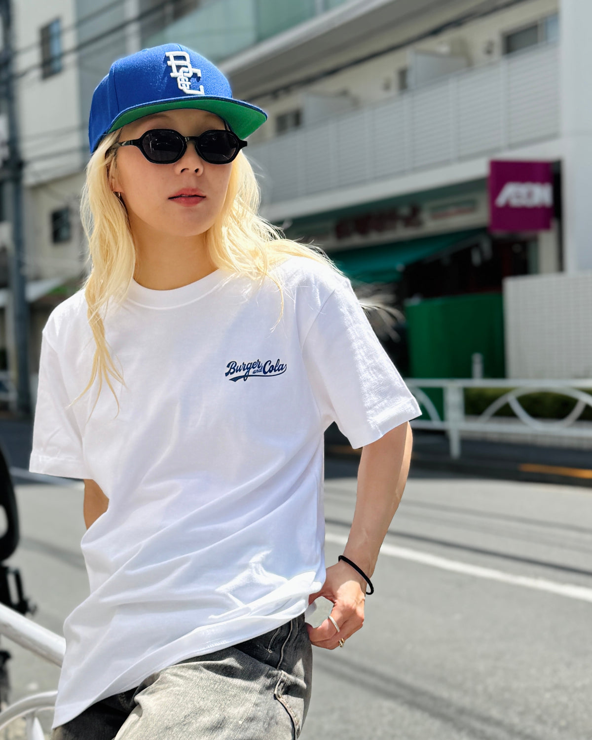 BURGER&COLA B&C BASEBALL CAP（ベースボールキャップ）青キャップ着用イメージ、白Tシャツと合わせて（正面）