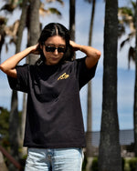 BURGER&COLA JANE S/S Tee（半袖Tシャツ）着用イメージ、黒Tシャツ正面（公園）