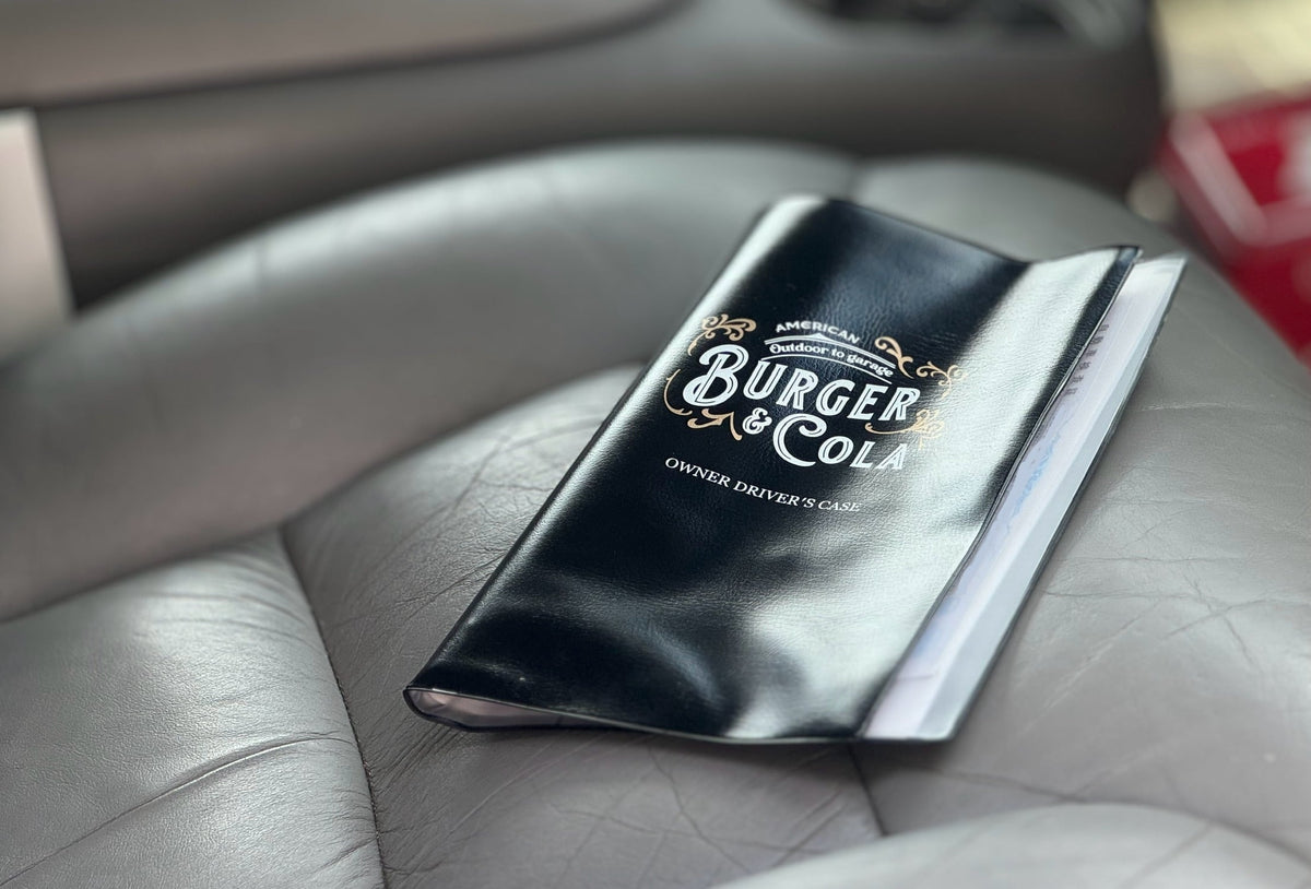 BURGER&COLA OWNER DRIVERS CASE（車検証ケース）車のシートに置いた使用例