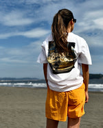 BURGER&COLA B&C LOGO SHORTS【SUMMER EDITION】（ショーツ）着用イメージ、背面（ビーチ）