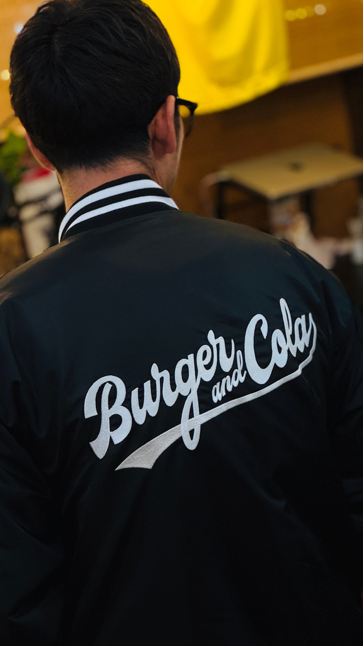 BURGER&COLA B&C STADIUM JKT（スタジャン）着用イメージ、背面ロゴのアップ