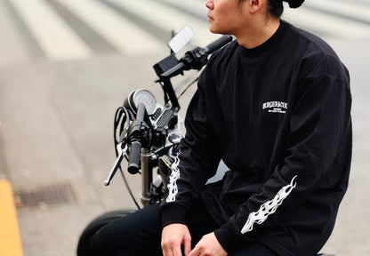 BURGER&COLA FIRE L/S Tee（長袖Tシャツ）着用イメージ、黒Tシャツ横向き（自転車）