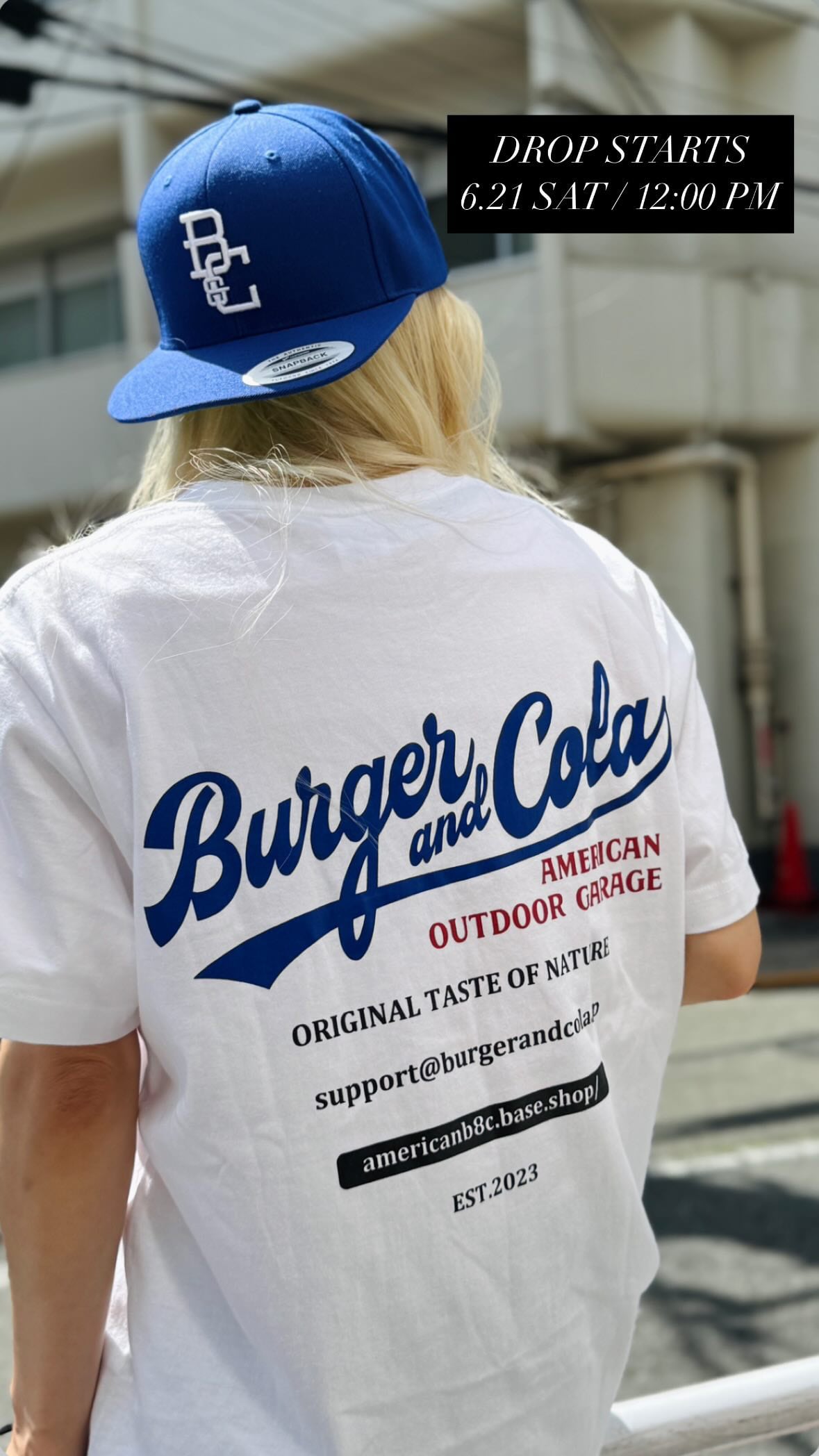 BURGER&COLA B&C BASEBALL CAP（ベースボールキャップ）青キャップ着用イメージ、白Tシャツ背面プリント