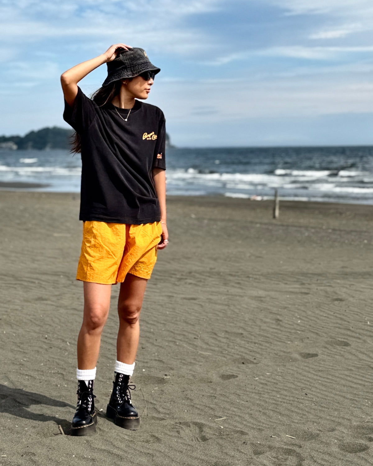 強い日差しに、ラフな一本。