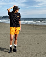 BURGER&COLA B&C LOGO SHORTS【SUMMER EDITION】（ショーツ）着用イメージ、バケットハット合わせ（ビーチ）